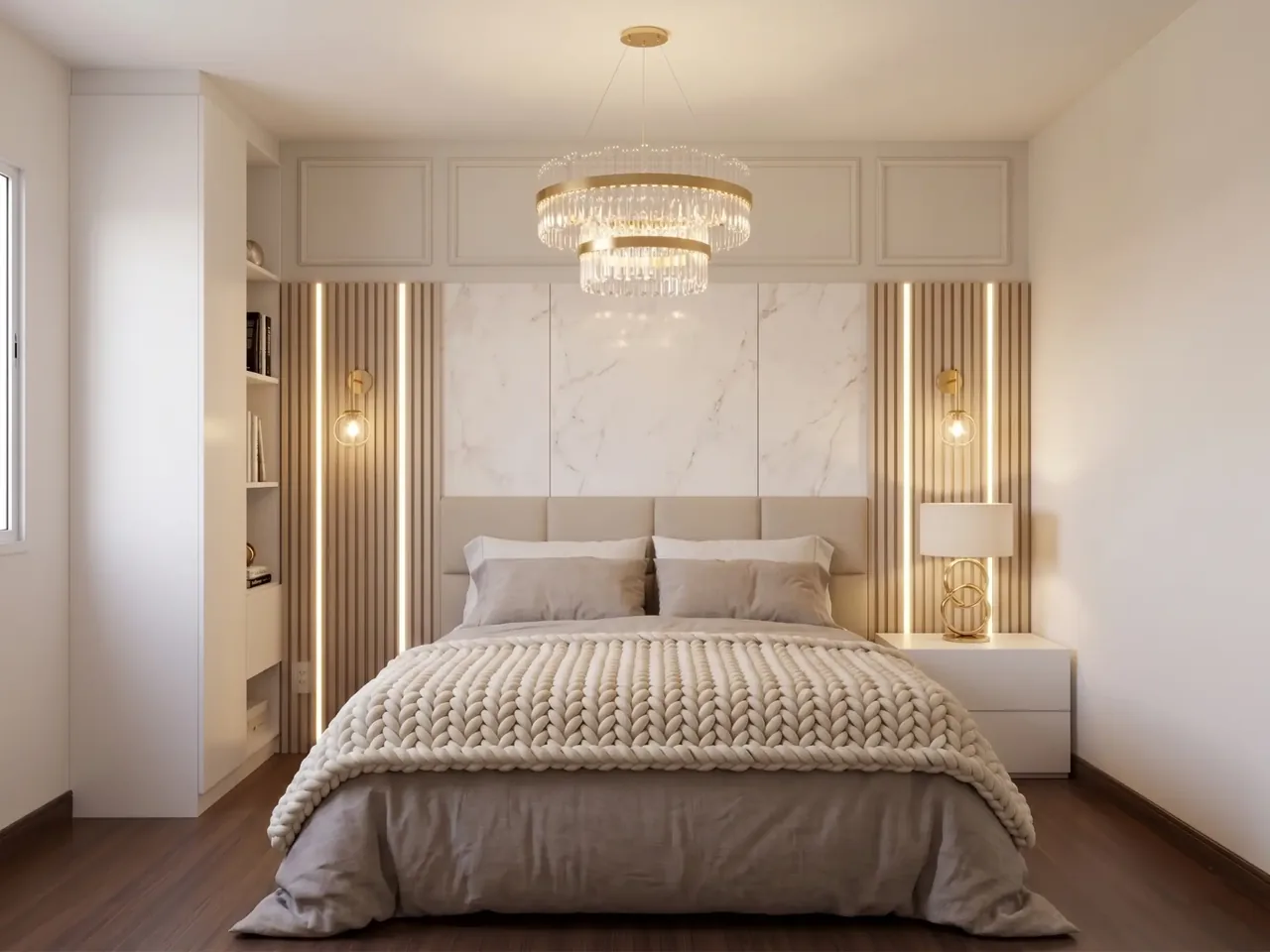 Quarto de casal em tons neutros com cabeceira em mármore, painéis de madeira ripada com iluminação, lustre de cristal, armário branco com prateleiras e piso de madeira escura