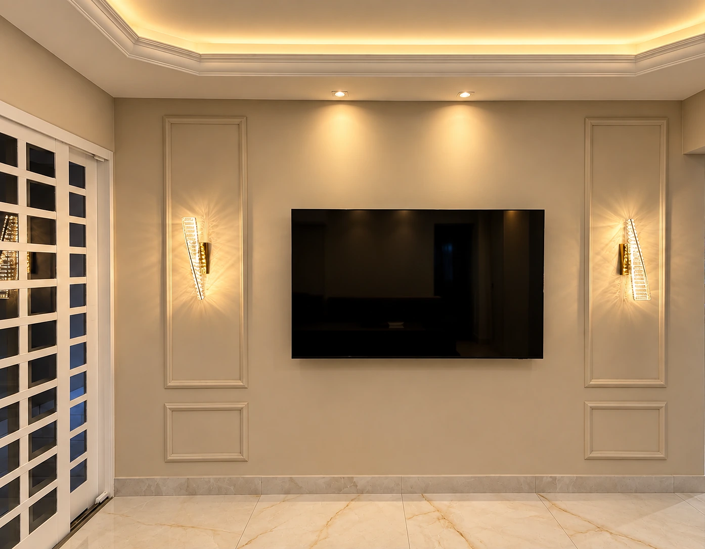 Sala de TV clássica com painel moldurado e arandelas iluminadas
