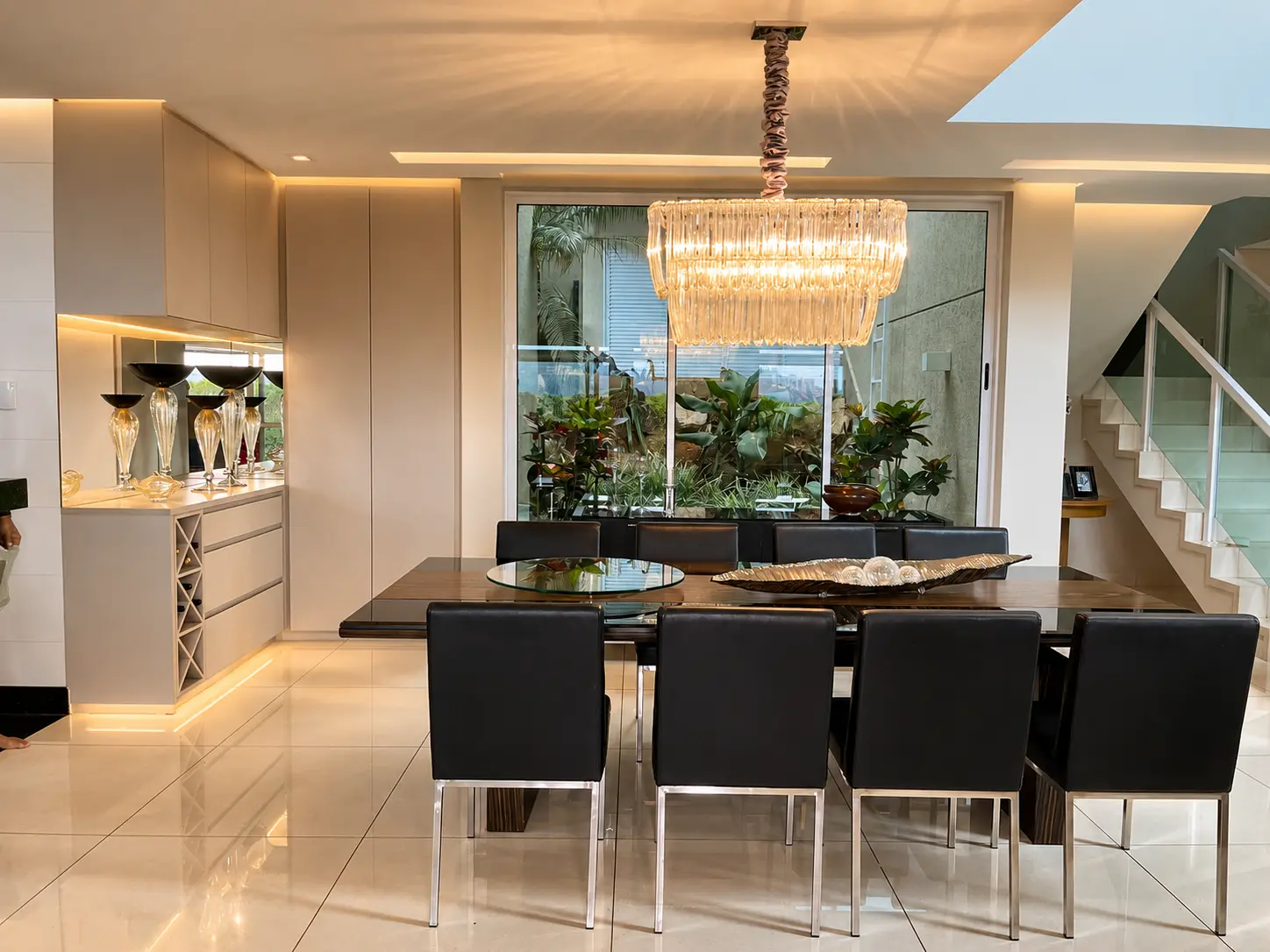 Sala de jantar elegante com lustre de cristal