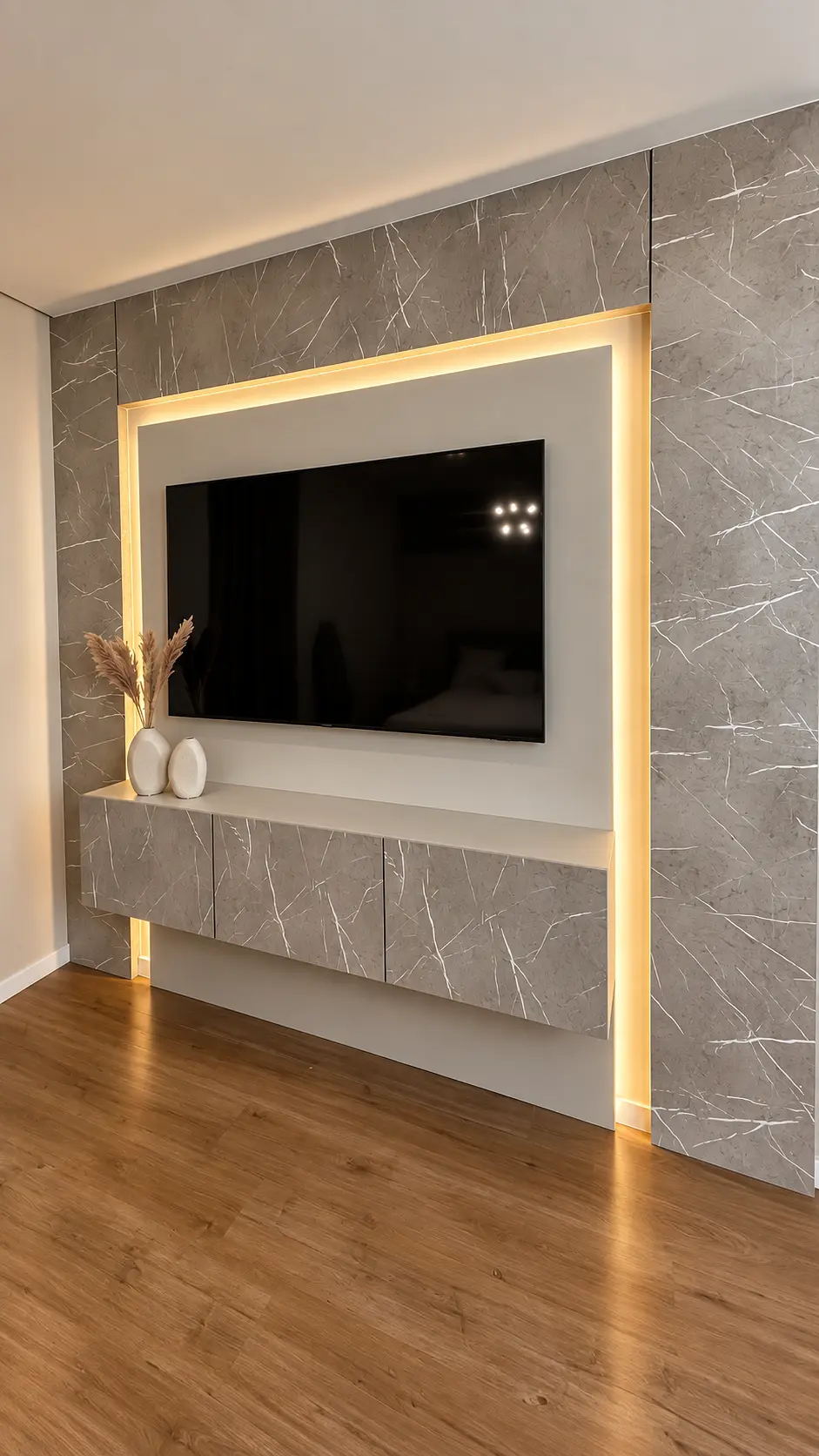 Painel de TV com porcelanato marmorizado e iluminação ambiente