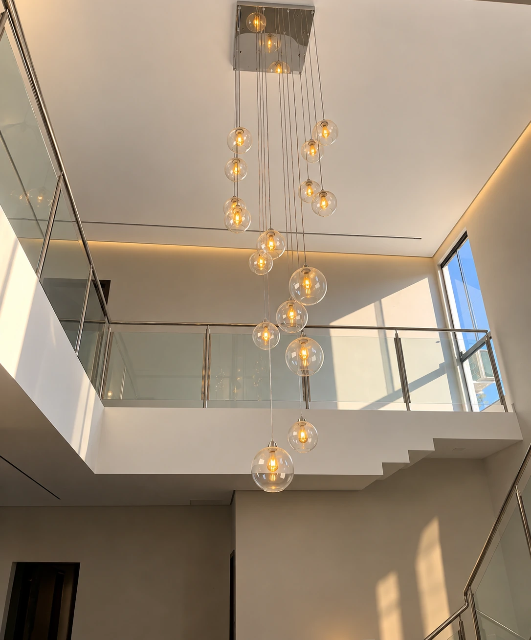 Hall de entrada contemporâneo com luminária de bolhas de vidro