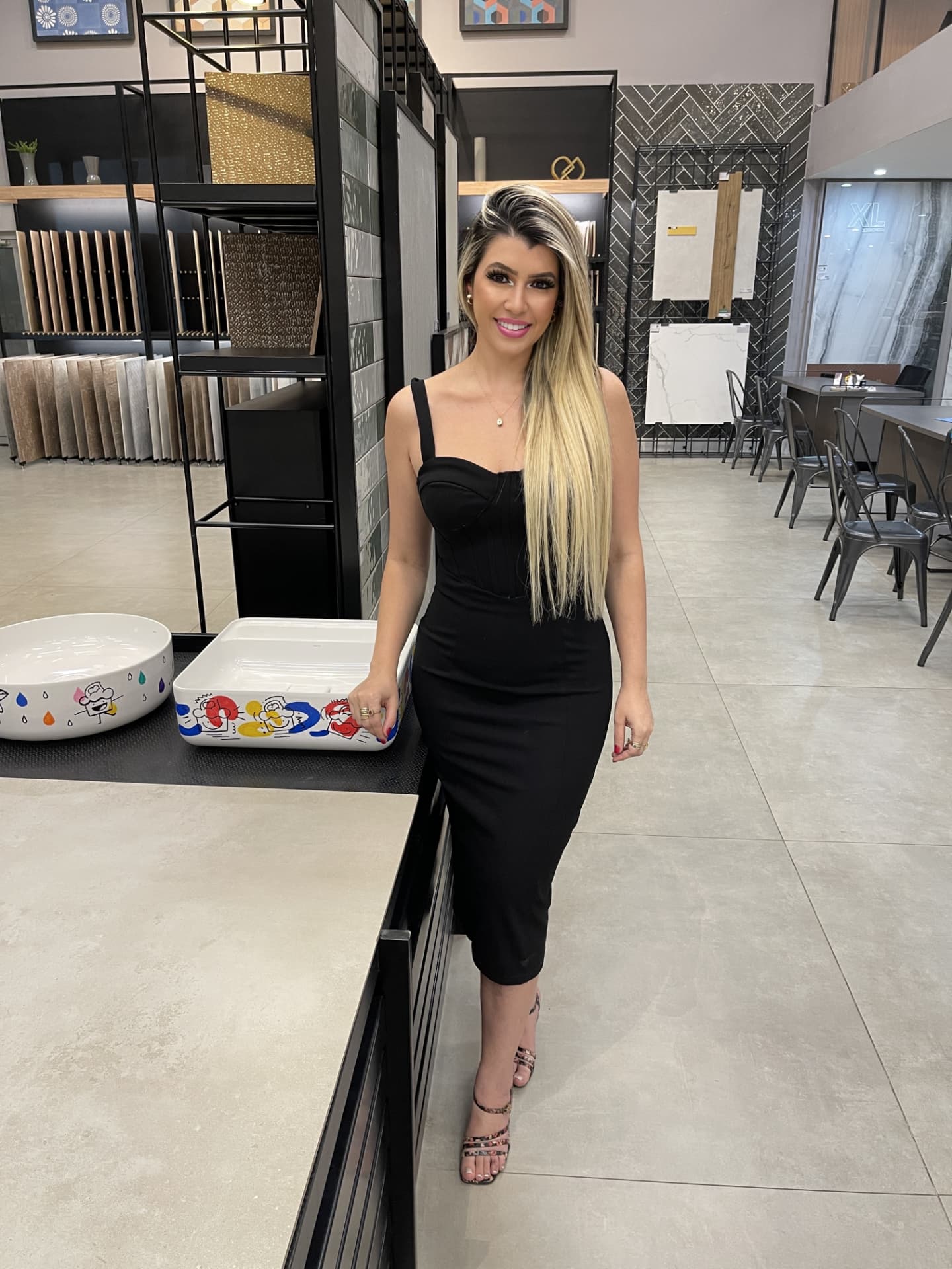 Rafaela Borges no showroom da SantaCruz Acabamentos