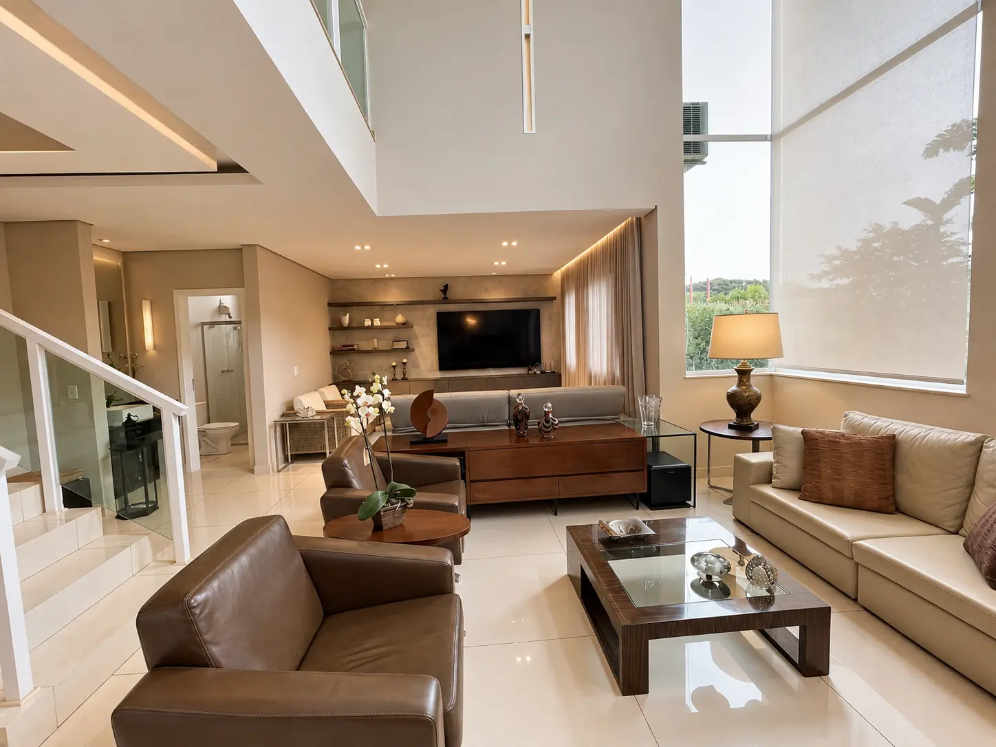 Sala de estar ampla com pé-direito duplo e vista externa