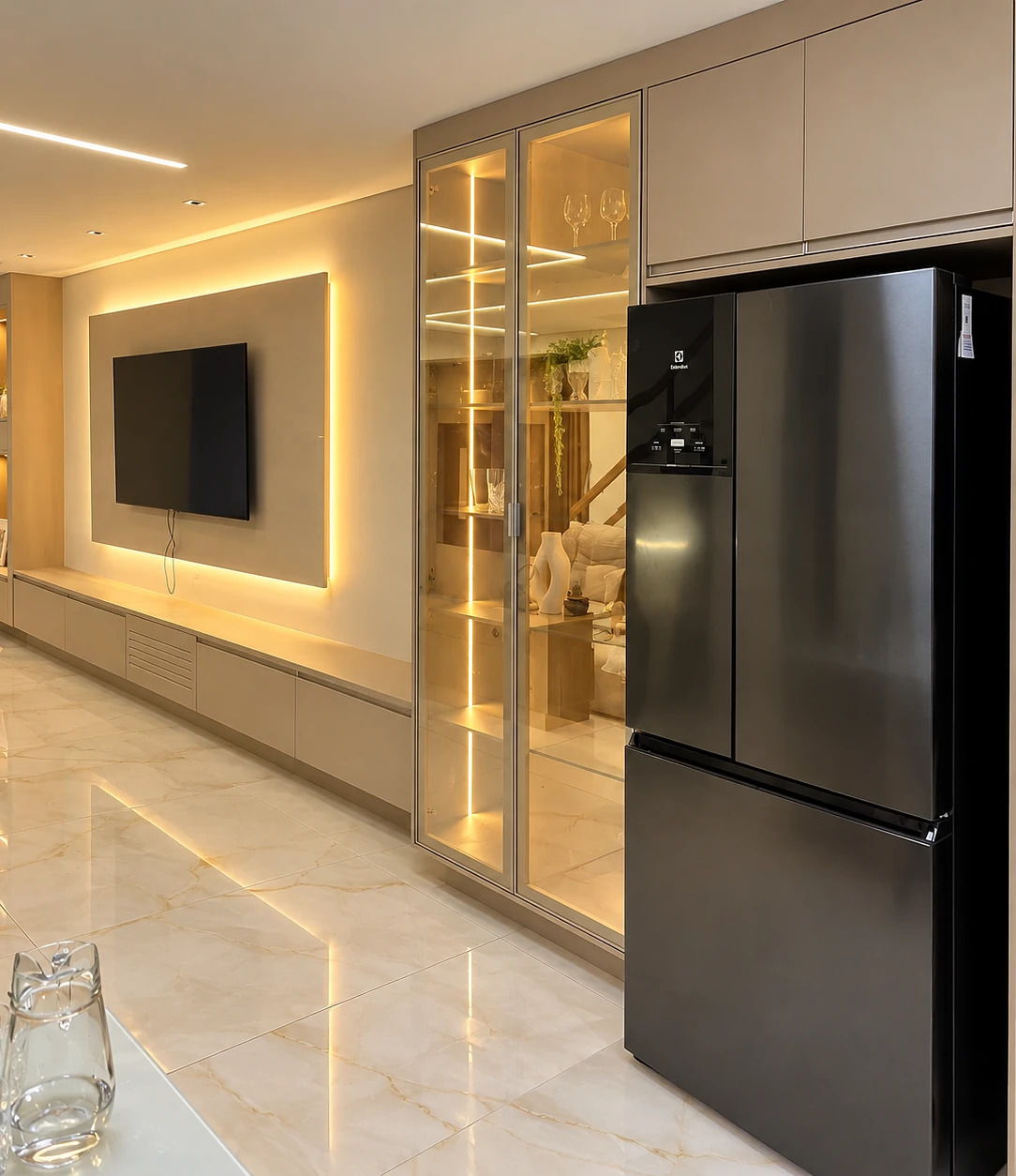 Sala e cozinha integradas em tons neutros, com painel de TV iluminado, cristaleira de vidro e marcenaria planejada em projeto da RB Interiores